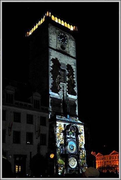 Staroměstský orloj nasvícený za noci